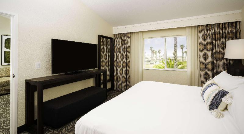 带大床的套房, Zachari Dunes On Mandalay Beach, Curio Collection By Hilton