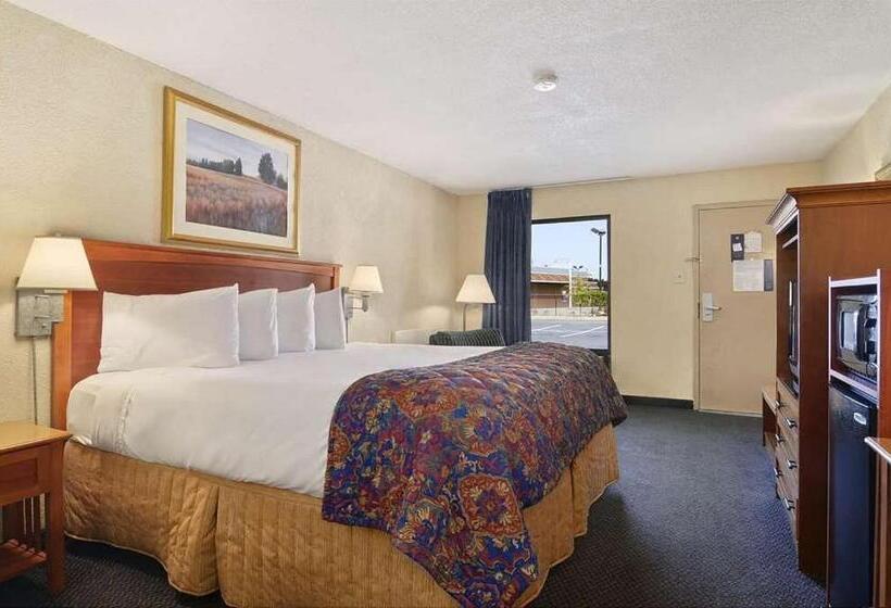 מיטת קינג בסוויטה, Baymont By Wyndham Macon I75