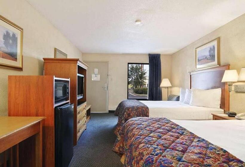 מיטת קינג בסוויטה, Baymont By Wyndham Macon I75