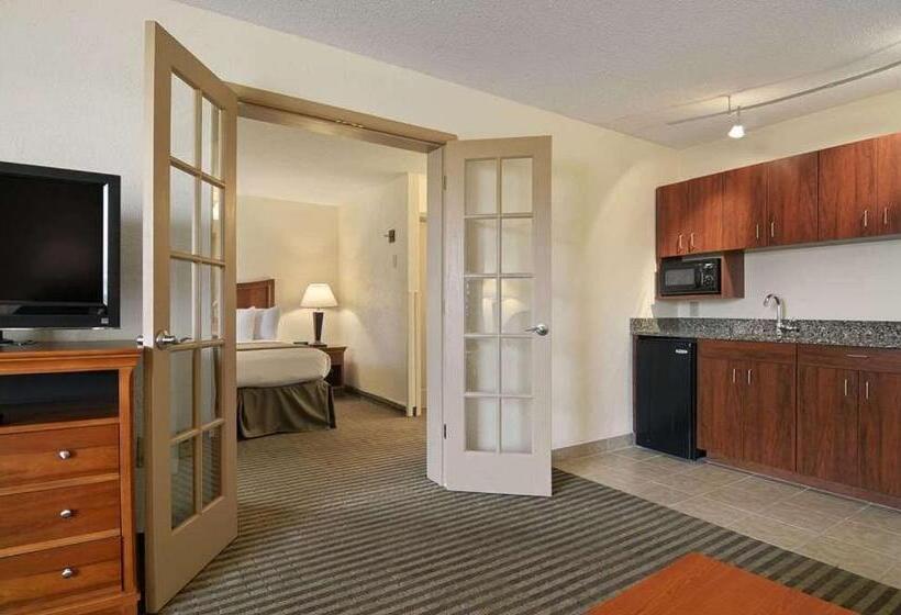 מיטת קינג בסוויטה, Baymont By Wyndham Macon I75