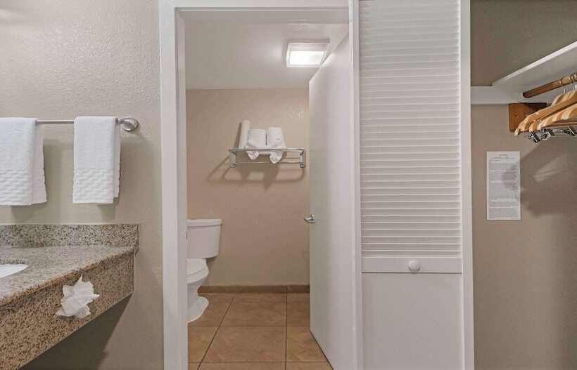 جناح مزود بجاكوزى, Best Western Plus Wine Country Inn & Suites