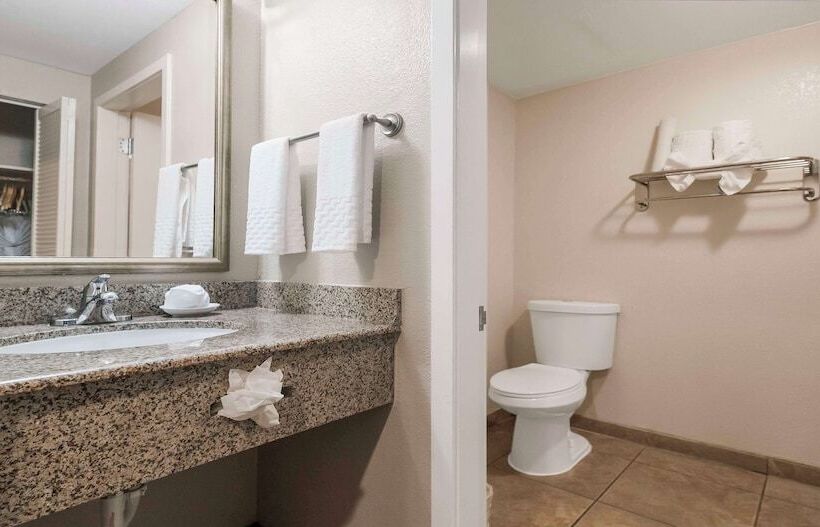 جناح مزود بجاكوزى, Best Western Plus Wine Country Inn & Suites