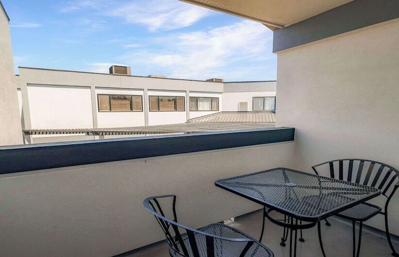 جناح مزود بجاكوزى, Best Western Plus Wine Country Inn & Suites