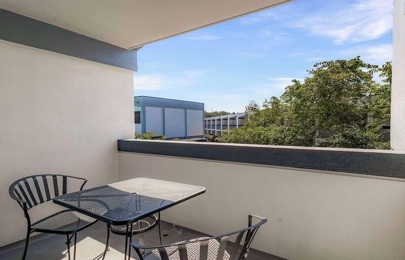 جناح مزود بجاكوزى, Best Western Plus Wine Country Inn & Suites