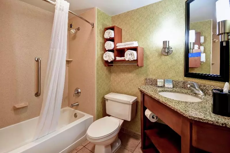 キングサイズベッドのスタンダードルーム, Hampton Inn St. Louis/westport