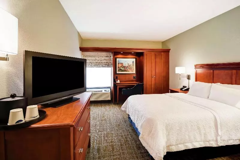 キングサイズベッドのスタンダードルーム, Hampton Inn St. Louis/westport