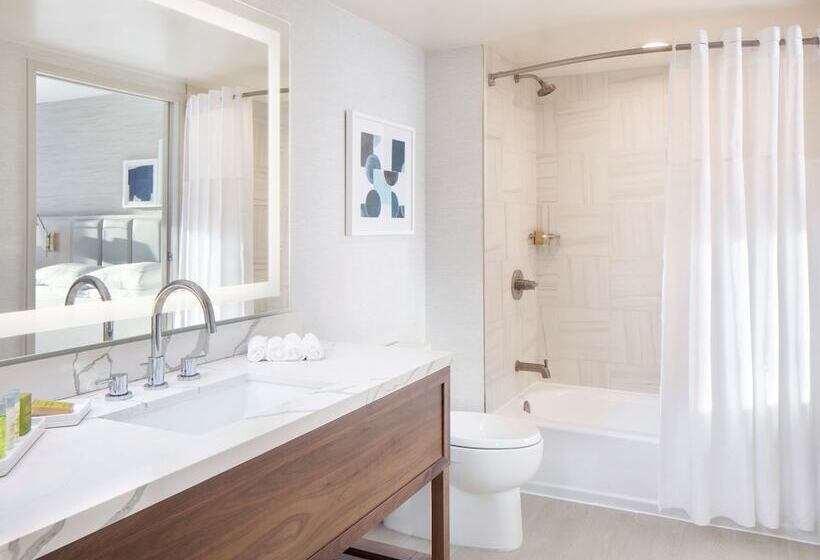 带2个双人床的标准工作室, Hilton Santa Monica Hotel & Suites