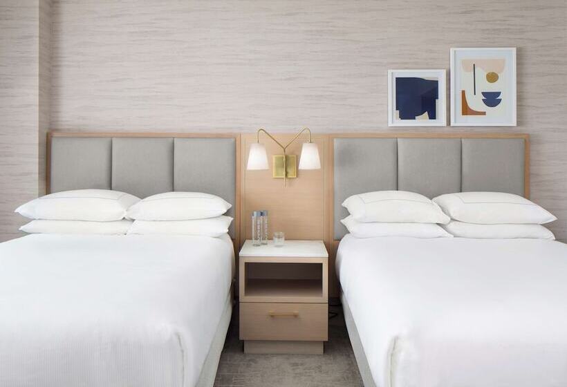 带2个双人床的标准工作室, Hilton Santa Monica Hotel & Suites