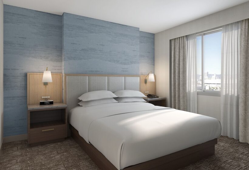 Люкс Кровать Кинг, Hilton Santa Monica Hotel & Suites