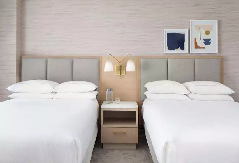 مجموعه ویستا شهر, Hilton Santa Monica Hotel & Suites