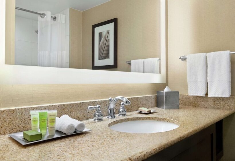 Номер Стандартный Кровать Куин, The Singer Oceanfront Resort, Curio Collection By Hilton