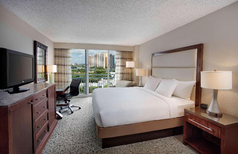 Стандартный Номер Кровать Кинг, The Singer Oceanfront Resort, Curio Collection By Hilton