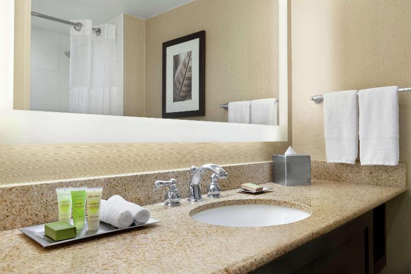 Стандартный Номер Кровать Кинг, The Singer Oceanfront Resort, Curio Collection By Hilton