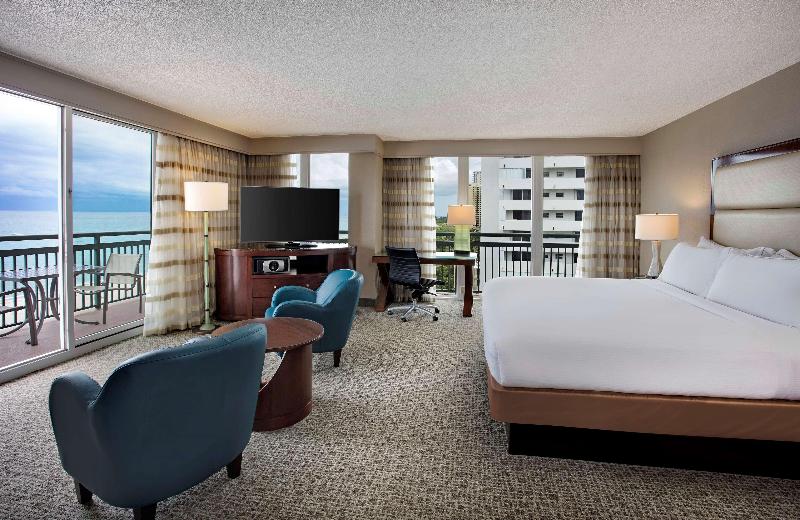 Полулюкс Кровать Кинг, The Singer Oceanfront Resort, Curio Collection By Hilton