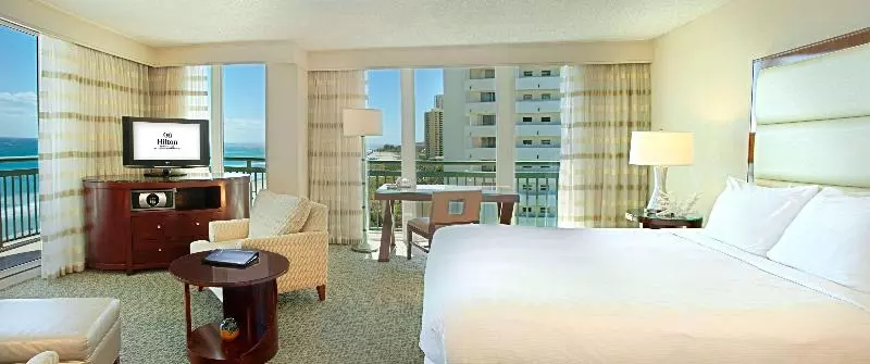 キングサイズベッドのジュニアスイート, The Singer Oceanfront Resort, Curio Collection By Hilton