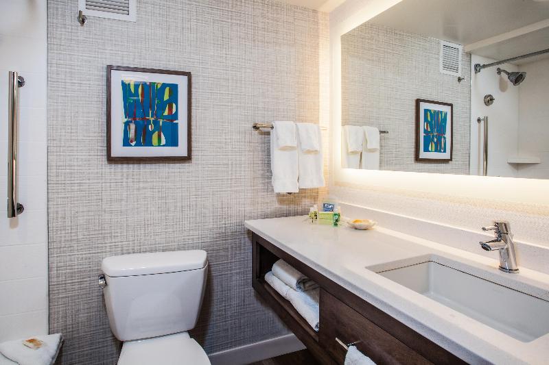 身障者適用キングサイズベッドルーム, Holiday Inn Resort Lake George, An Ihg