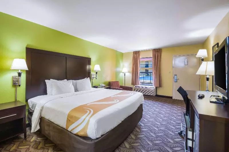 キングサイズベッドのスタンダードルーム, Quality Inn Fredericksburg, Central Park Area