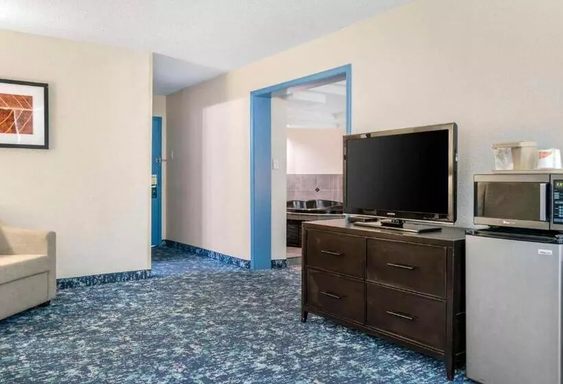 キングサイズベッドのスイートルーム, Quality Inn & Suites Banquet Center