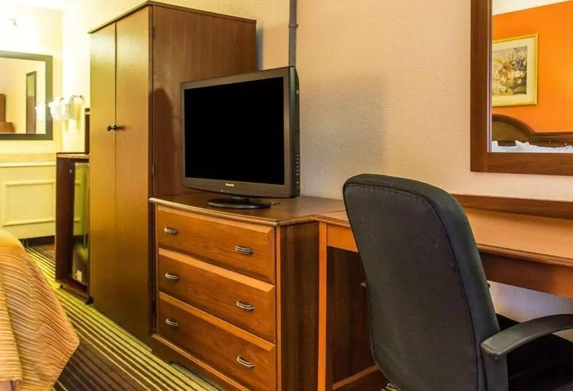 キングサイズベッドのスタンダードルーム, Quality Inn University
