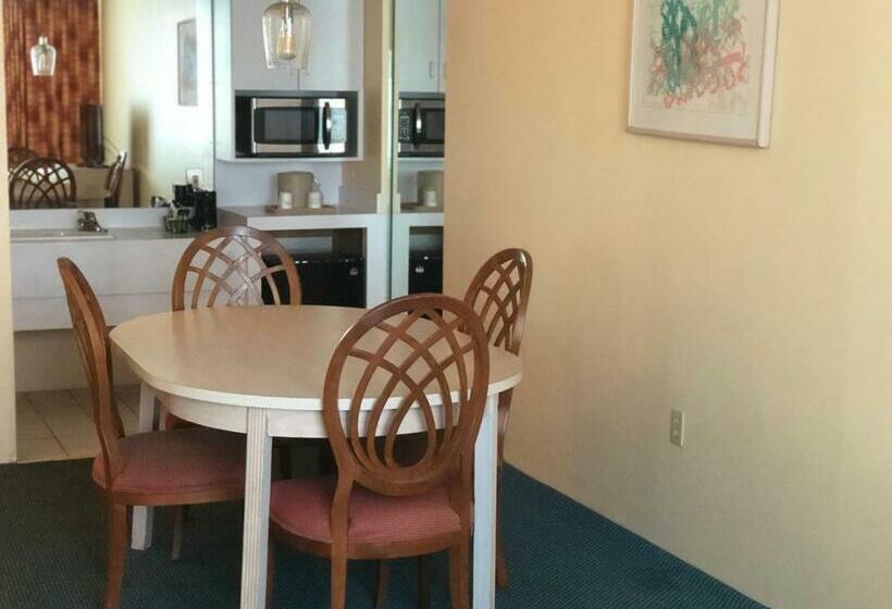 חדר דלוקס עם מיטת קינג, Ramada By Wyndham Kissimmee Gateway   Free Theme Park Shuttle