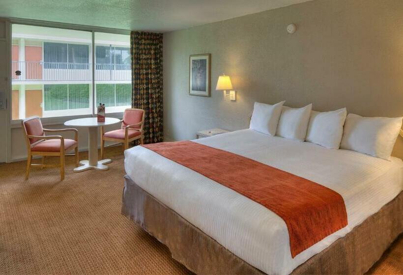 חדר סטנדרט עם מיטת קינג, Ramada By Wyndham Kissimmee Gateway   Free Theme Park Shuttle
