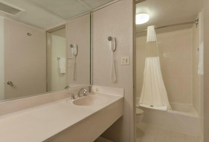 חדר סטנדרט עם מיטת קינג, Ramada By Wyndham Kissimmee Gateway   Free Theme Park Shuttle