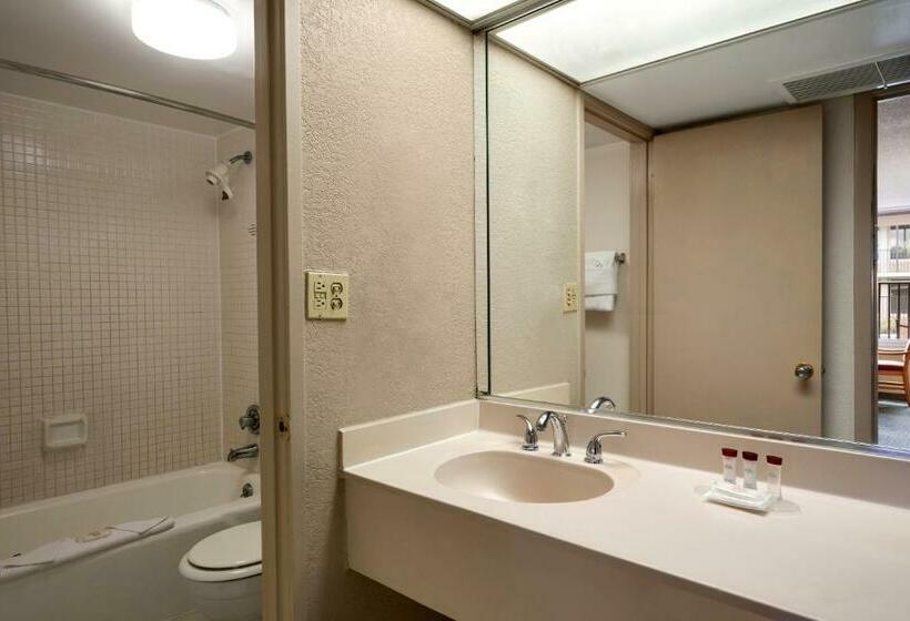 חדר סטנדרט, Ramada By Wyndham Kissimmee Gateway   Free Theme Park Shuttle
