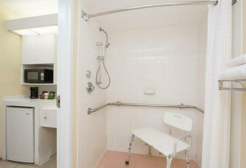 장애인용 디럭스룸, Ramada By Wyndham Kissimmee Gateway   Free Theme Park Shuttle