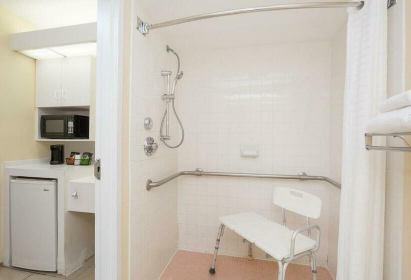 장애인용 디럭스룸, Ramada By Wyndham Kissimmee Gateway   Free Theme Park Shuttle