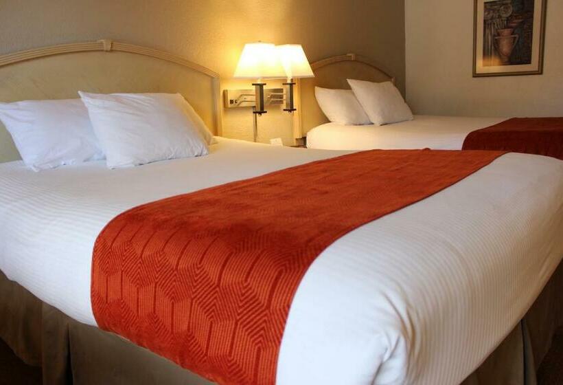 חדר סטנדרט מותאם לאדם עם מוגבלויות, Ramada By Wyndham Kissimmee Gateway   Free Theme Park Shuttle