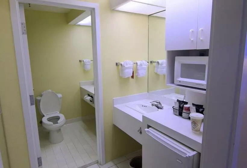 اتاق دلوکس مخصوص معلولین, Ramada By Wyndham Kissimmee Gateway   Free Theme Park Shuttle
