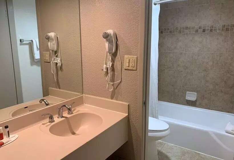 اتاق سوپریور با چشم‌انداز استخر, Ramada By Wyndham Kissimmee Gateway   Free Theme Park Shuttle