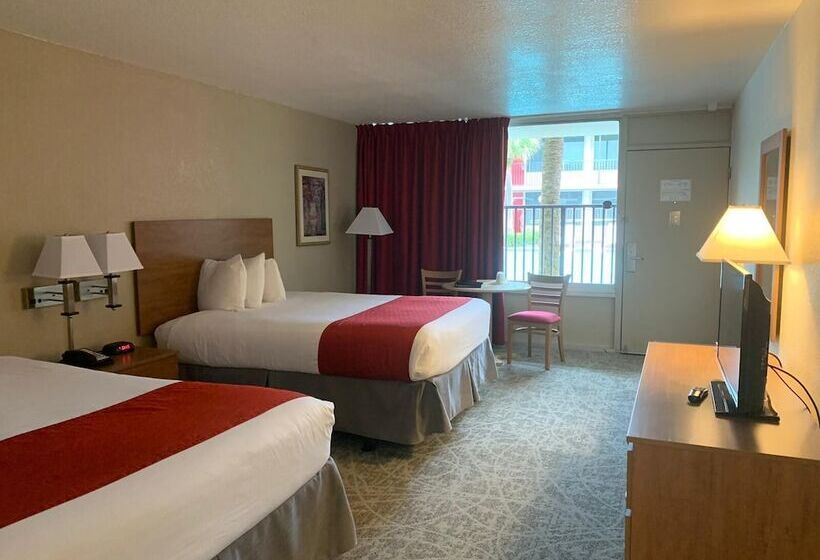חדר סופריור נוף לבריכה, Ramada By Wyndham Kissimmee Gateway   Free Theme Park Shuttle
