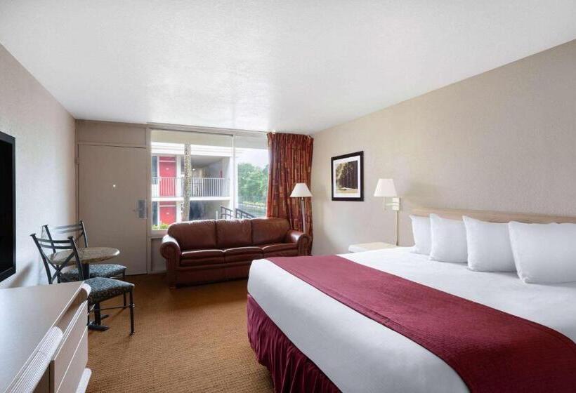 스탠다드 룸 킹사이즈 침대, Ramada By Wyndham Kissimmee Gateway   Free Theme Park Shuttle