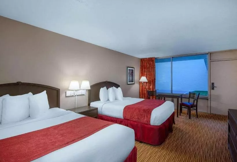 اتاق استاندارد برای معلولان, Ramada By Wyndham Kissimmee Gateway   Free Theme Park Shuttle