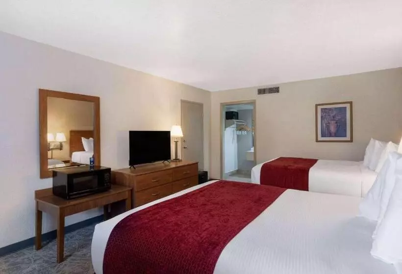 اتاق استاندارد با چشم‌انداز استخر, Ramada By Wyndham Kissimmee Gateway   Free Theme Park Shuttle