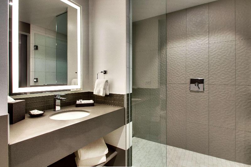 غرفة قياسية سرير كينج لذوى الإحتياجات الخاصة, Ramada Plaza By Wyndham Sheridan Hotel & Convention Center