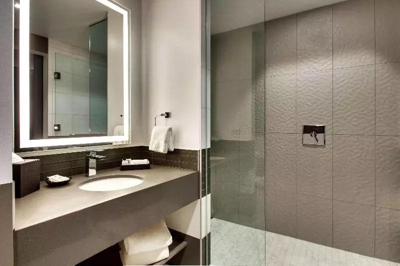 身障者適用キングサイズベッドルーム, Ramada Plaza By Wyndham Sheridan Hotel & Convention Center