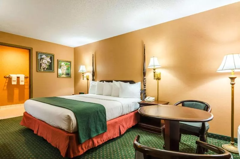 اتاق استاندارد با تخت دو نفره بزرگ, Red Lion Hotel Gillette