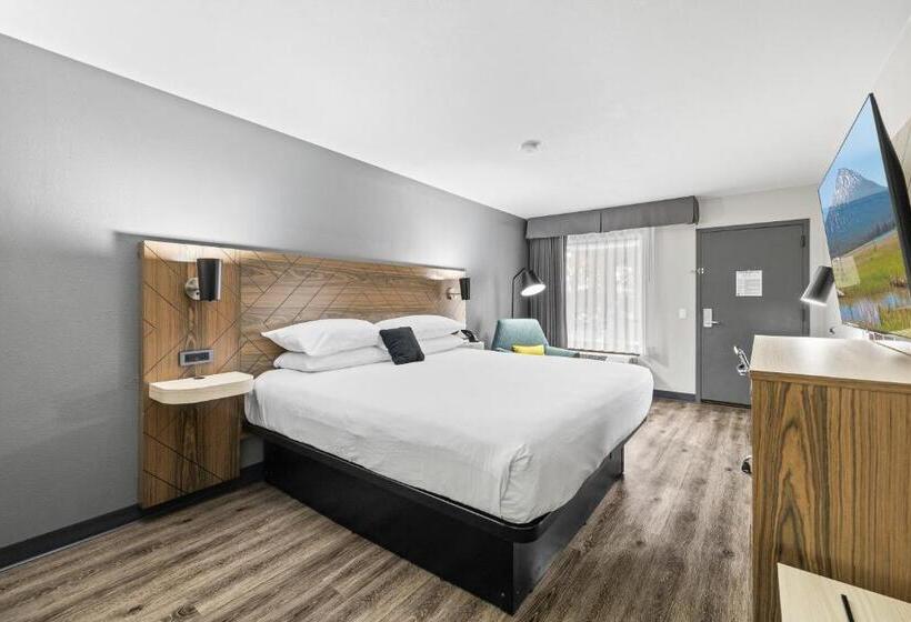 キングサイズベッドのスタンダードルーム, Red Lion Inn & Suites Deschutes River   Bend