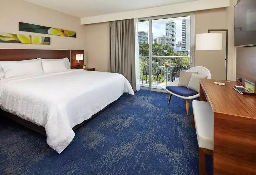 身障者適用キングサイズベッドルーム, The Singer Oceanfront Resort, Curio Collection By Hilton