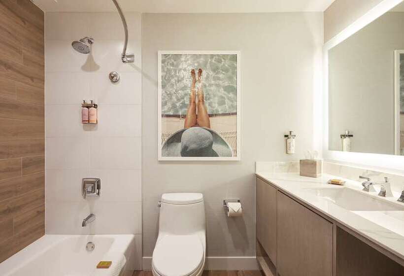 Номер Стандарт Кровать Кинг Адаптированный для Инвалидов, The Singer Oceanfront Resort, Curio Collection By Hilton