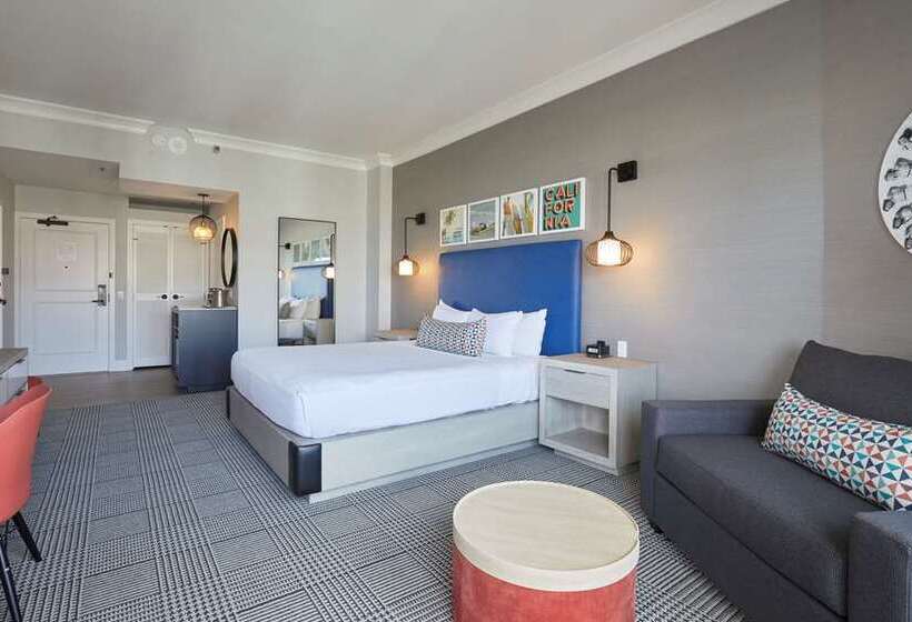 Номер Стандарт Кровать Кинг Адаптированный для Инвалидов, The Singer Oceanfront Resort, Curio Collection By Hilton