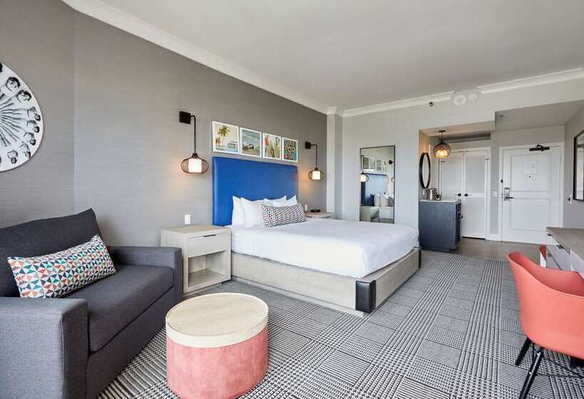 Номер Стандарт Кровать Кинг Адаптированный для Инвалидов, The Singer Oceanfront Resort, Curio Collection By Hilton