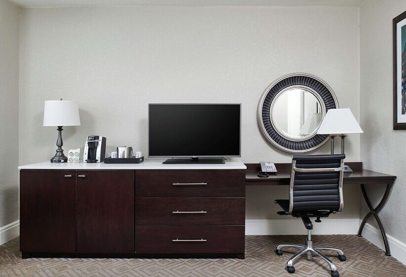 חדר סטנדרט שתי מיטות זוגיות, Alex Johnson Rapid City Curio Collection By Hilton