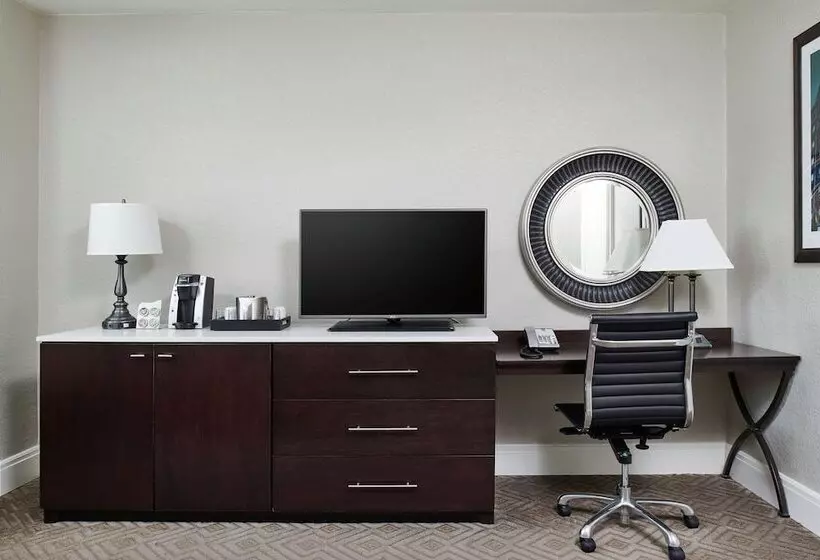 اتاق استاندارد با 2 تخت دوبل, Alex Johnson Rapid City Curio Collection By Hilton