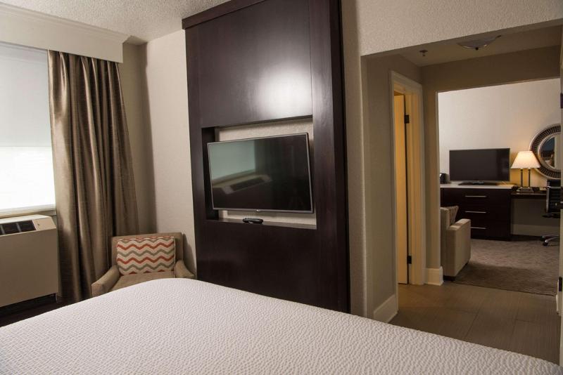 מיטת קינג בסוויטה, Alex Johnson Rapid City Curio Collection By Hilton