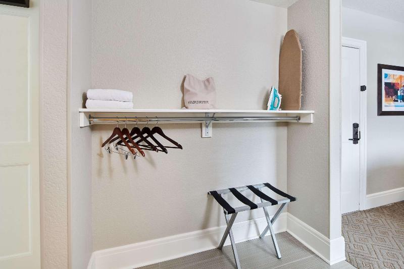 מיטת קינג בסוויטה, Alex Johnson Rapid City Curio Collection By Hilton