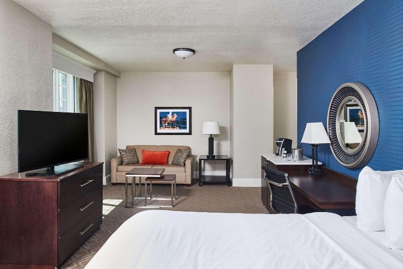 Полулюкс Кровать Кинг, Alex Johnson Rapid City Curio Collection By Hilton