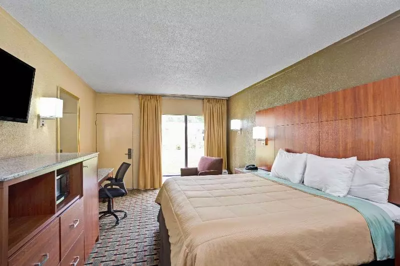 キングサイズベッドのスタンダードルーム, Days Inn By Wyndham Durham/near Duke University